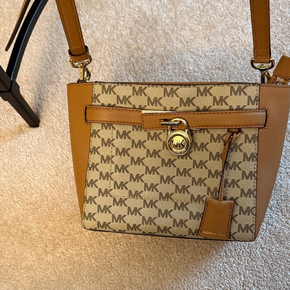 MICHAEL KORS MK Signature
Hamilton Traveler MD
Messenger Bag Padlock - Picture 1 of 4